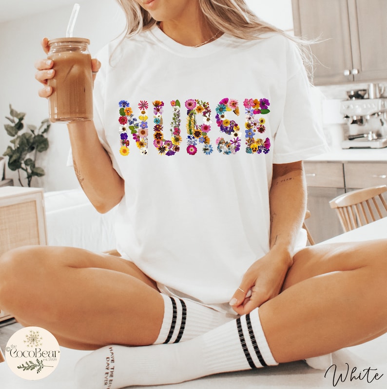 Gepresste Blumen T-Shirt NURSE Comfort Colors T-Shirt
